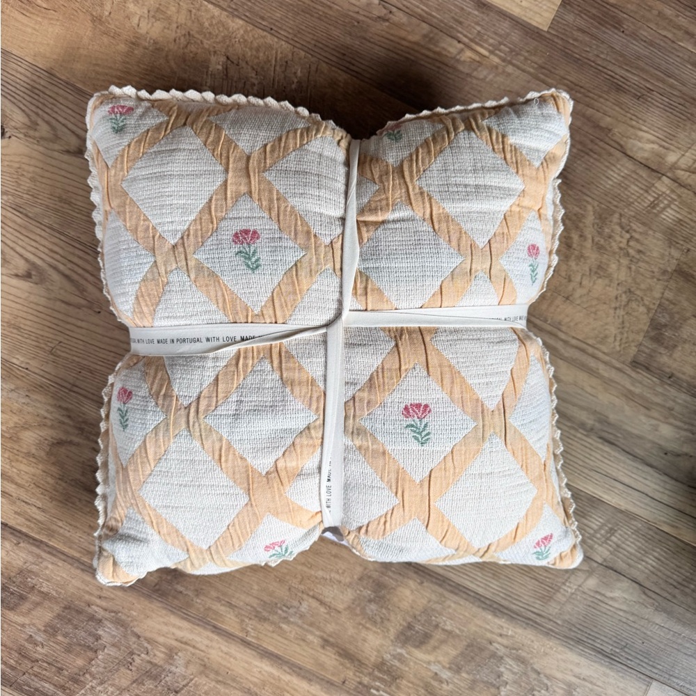 NWT Unis The World Traveler Collection Pillow 20”x20”